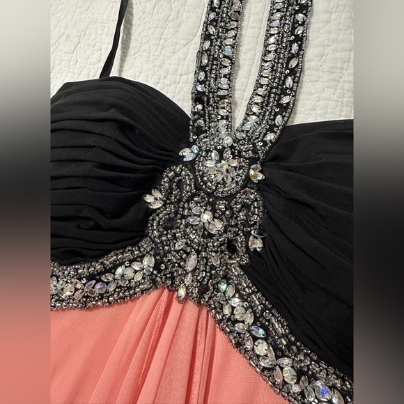 Formal long coral dress 🍑 with jewels detailing . Halter top 👗 - Picture 6 of 8